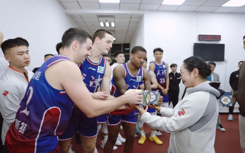 天津先行者兩連勝！張榮華主席給球員送上一份“特殊”禮物