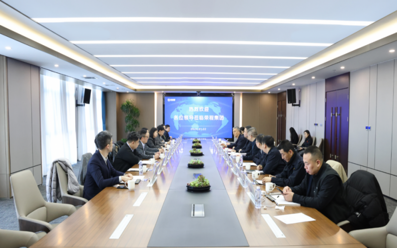 信德集團(tuán)業(yè)務(wù)發(fā)展部總監(jiān)袁偉強(qiáng)、榮華控股企業(yè)集團(tuán)執(zhí)行總裁郝曉嬋一行到榮程集團(tuán)參觀(guān)座談