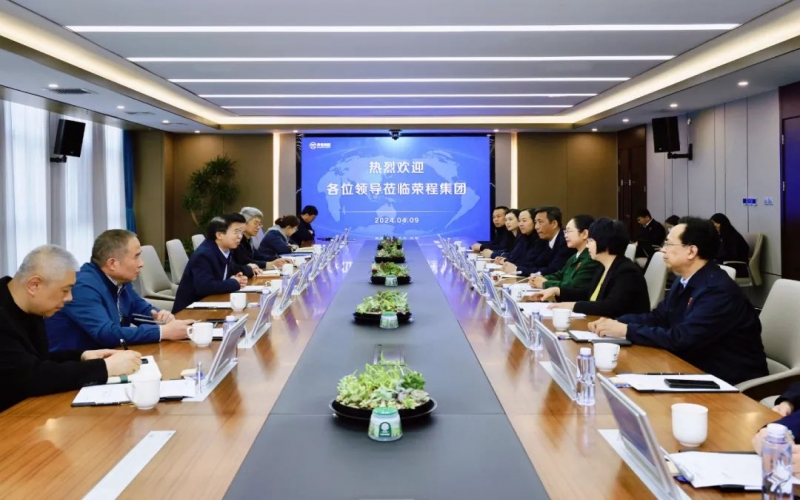 榮程集團(tuán)董事會(huì)主席張榮華與天津紡織集團(tuán)黨委書記、董事長葛傳兵開展座談交流