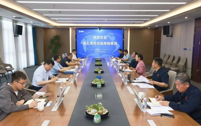 榮程集團(tuán)董事會(huì)主席張榮華與全國政協(xié)委員、甘肅省工信廳副廳長黃寶榮座談交流