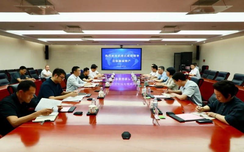 榮程集團(tuán)黨委書記、融誠物產(chǎn)總經(jīng)理張穎與武清區(qū)領(lǐng)導(dǎo)開展座談交流