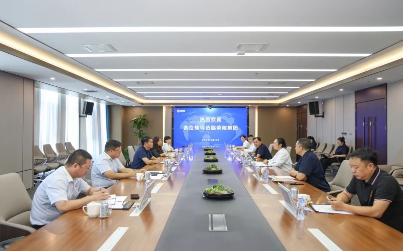 榮程集團(tuán)董事會主席張榮華與太平洋產(chǎn)險天津分公司黨委書記、總經(jīng)理成軍座談交流