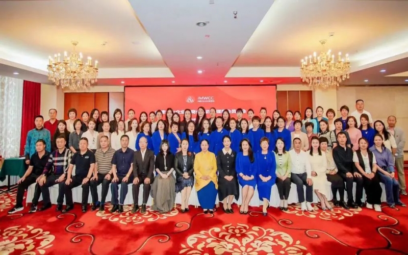 全聯(lián)女企業(yè)家商會(huì)會(huì)長(zhǎng)、榮程集團(tuán)董事會(huì)主席張榮華出席內(nèi)蒙古女企業(yè)家商會(huì)第四屆理事會(huì)員大會(huì)