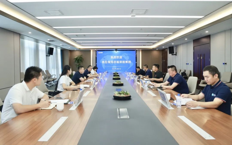 霍爾果斯經(jīng)濟(jì)開發(fā)區(qū)黨工委委員、伊寧園區(qū)黨工委副書記、管委會主任潘熹一行到榮程集團(tuán)座談交流