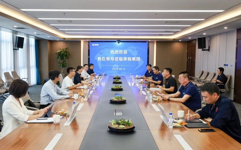 一汽解放新能源事業(yè)部黨委書記、總經(jīng)理裴國權一行到榮程集團座談交流