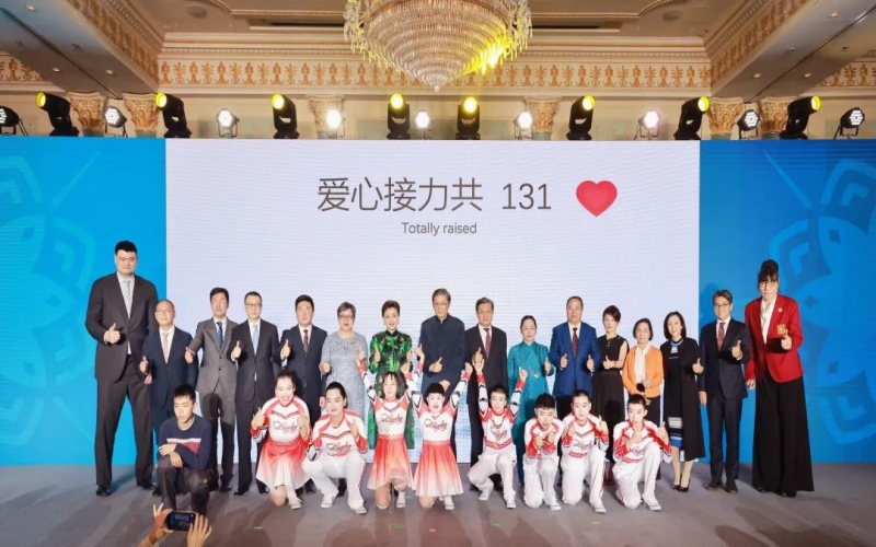 群星熠熠 為愛接力 融合慈善晚宴在津舉行  榮程集團董事會主席張榮華、總裁張君婷出席