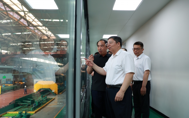 天津市總工會(huì)黨組書(shū)記楊春武深入榮程鋼鐵集團(tuán)開(kāi)展“夏送清涼”慰問(wèn)活動(dòng)